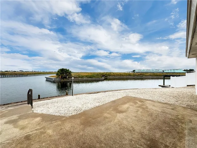 a view of a livingroom with an empty space