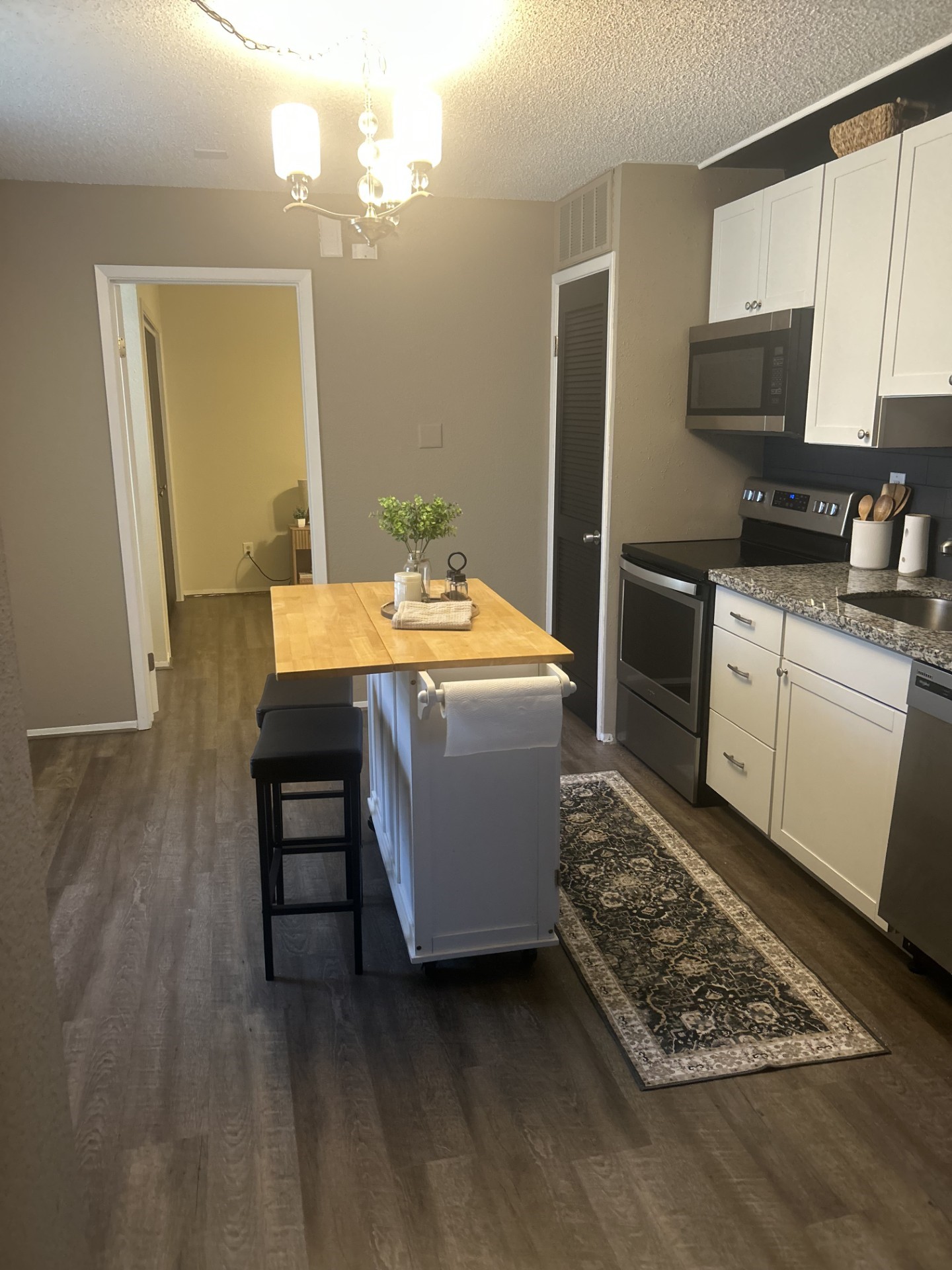 12900 Walden Road, Unit 819H Montgomery, TX 77356 - Photo 2 of 10 Great updated kitchen.