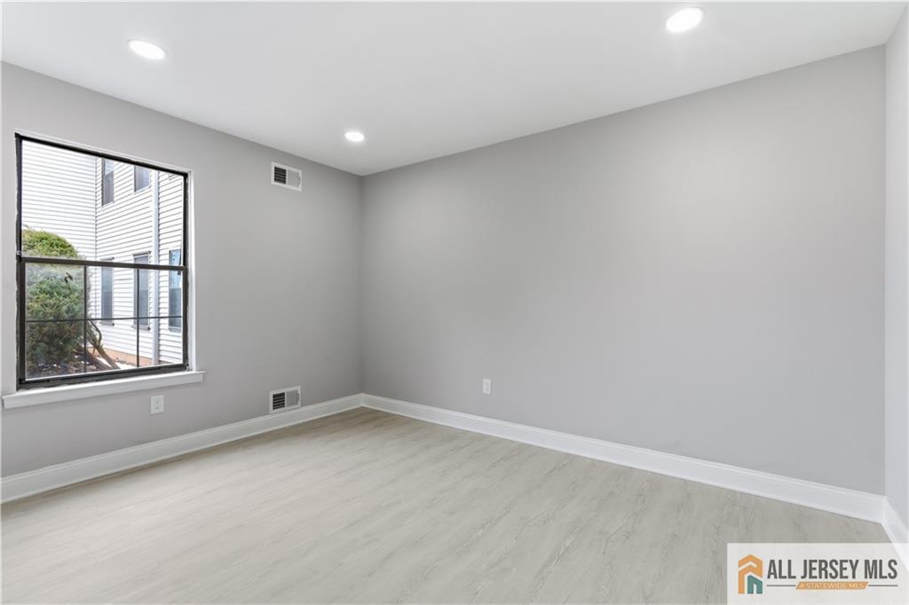 809 Woodbridge Commons Way, Unit 809 Iselin, NJ 08830 - Photo 12 of 16 an empty room with a window