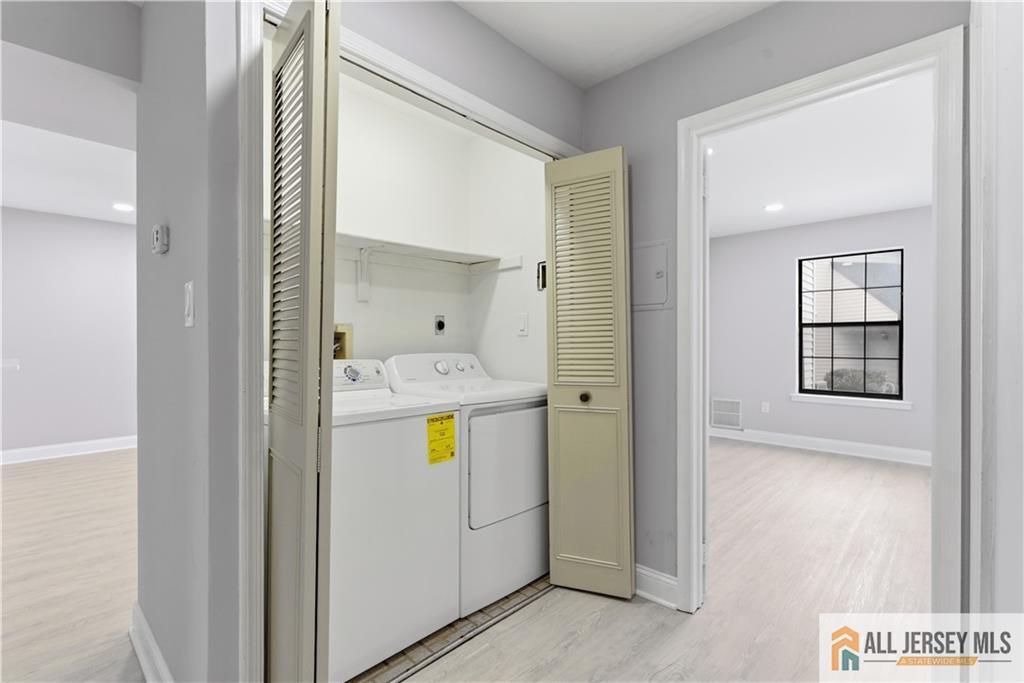 809 Woodbridge Commons Way, Unit 809 Iselin, NJ 08830 - Photo 15 of 16 a bathroom with a bathtub and a sink