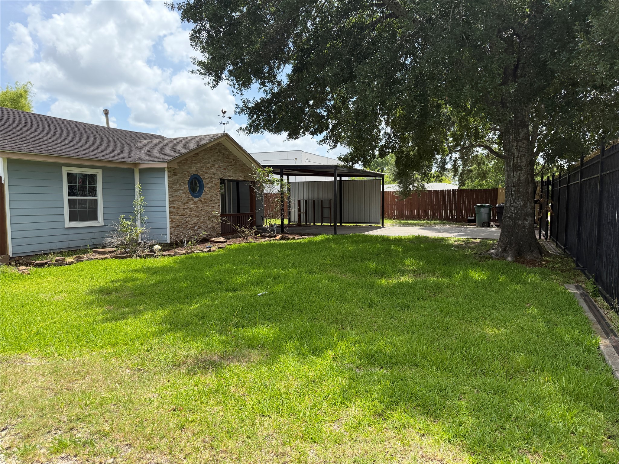6009 Maple Street Houston, TX 77074 - Photo 8 of 11 a front view of house with yard and green space