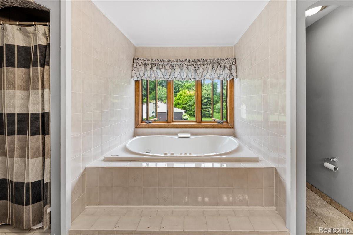 125 Olde Franklin Road Howell, MI 48855 - Photo 38 of 57 Jetted tub