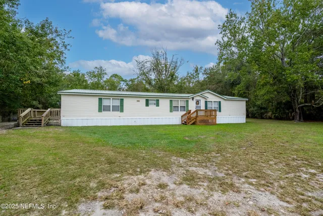 a view of a house with backyard and garden