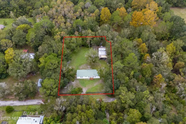 a view of a back yard