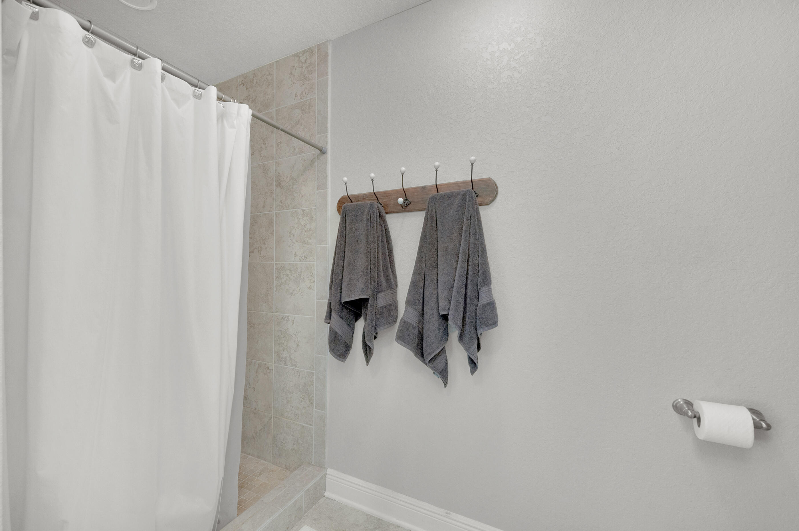 306 Vale Loop Crestview, FL 32536 - Photo 25 of 40 a bathroom with a shower and a tub