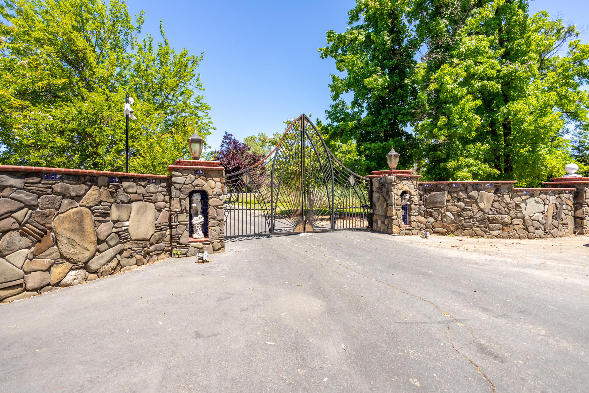 22712 Rovern Ranch Road Palo Cedro, CA 96073 - Photo 49 of 50 Entrance
