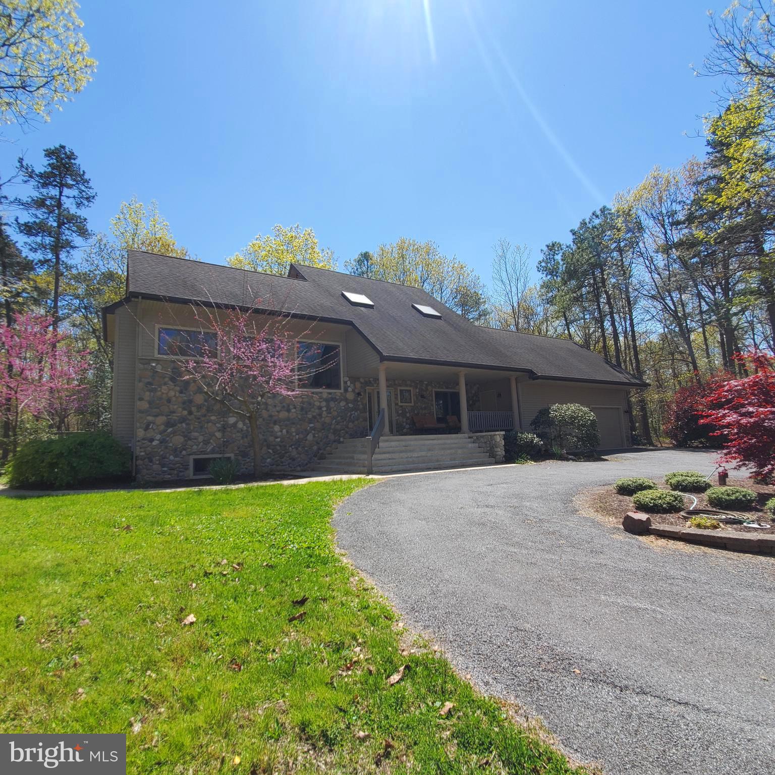 36 Cobbs Mill Road Alloway, NJ 08302 - Photo 4 of 41 a front view of a house with a yard and garage