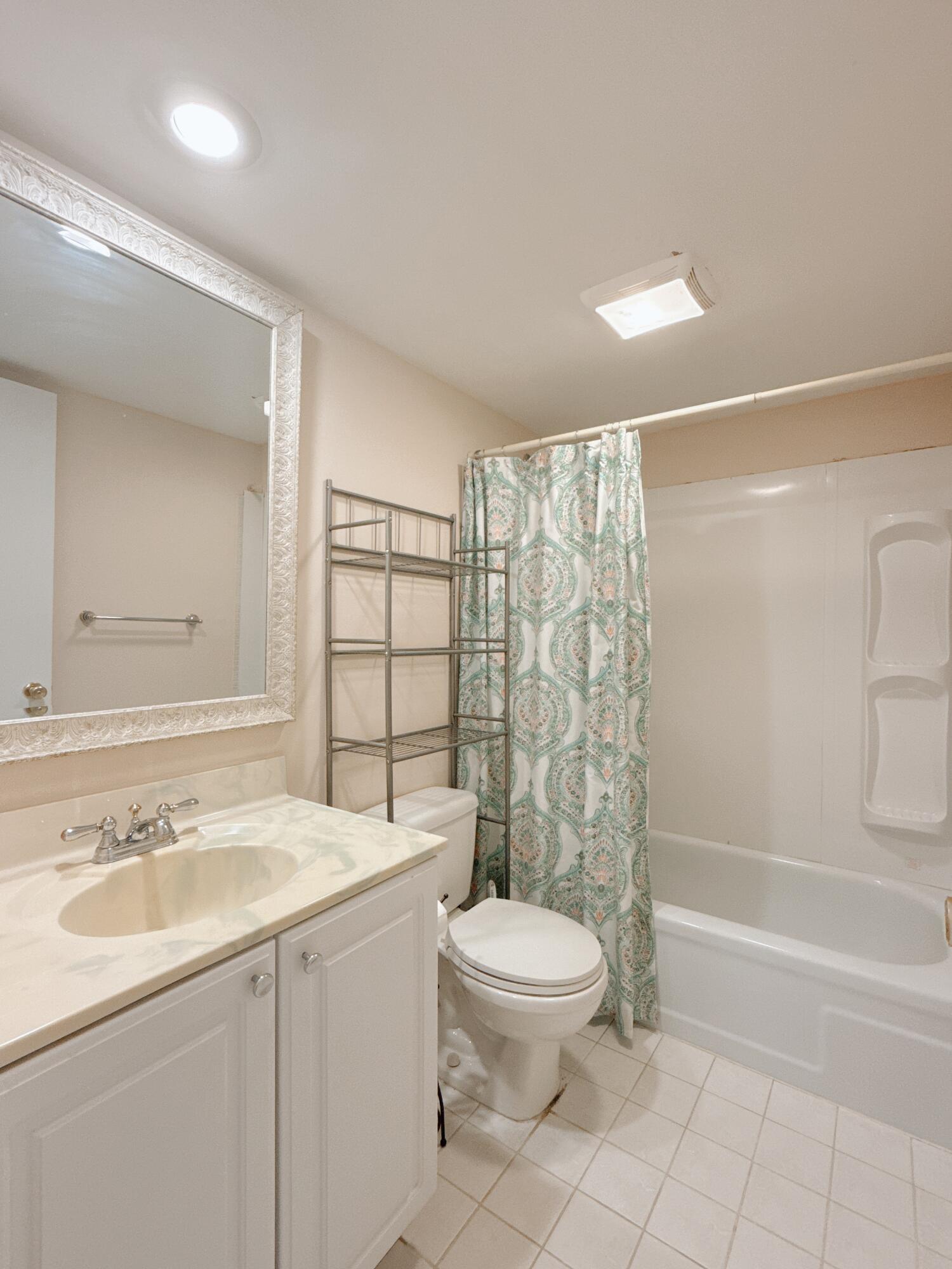 872 Southwest 9th St Circle, Unit 201 Boca Raton, FL 33486 - Photo 10 of 14 Bathroom