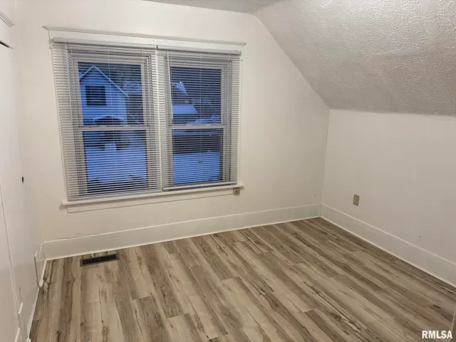 $1,200 | 105 6th Avenue, Moline, IL 61265