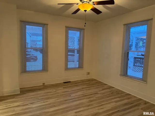 $1,200 | 105 6th Avenue, Moline, IL 61265