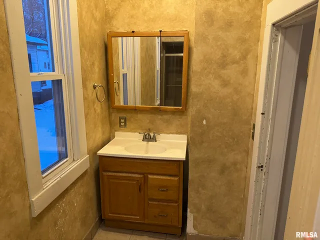 $1,200 | 105 6th Avenue, Moline, IL 61265