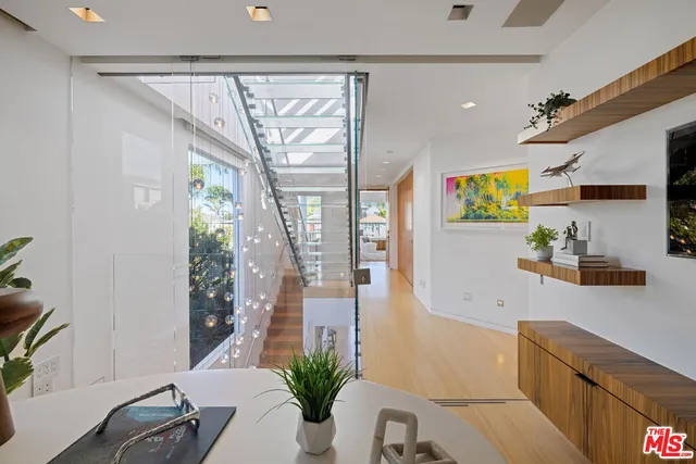 $6,350,000 | 2910-2908 Strongs Drive, Venice, CA 90291