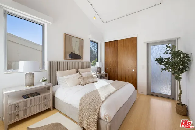 $6,350,000 | 2910-2908 Strongs Drive, Venice, CA 90291