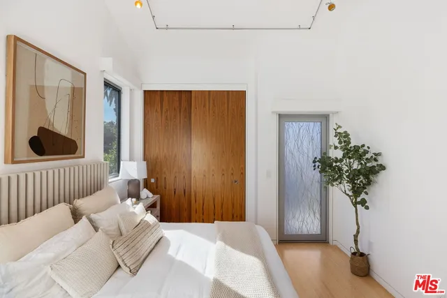 $6,350,000 | 2910-2908 Strongs Drive, Venice, CA 90291