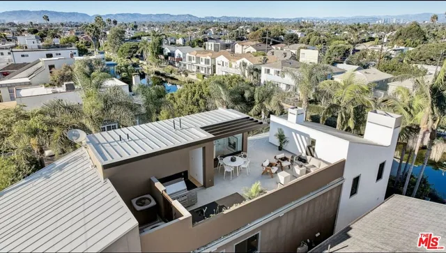 $6,350,000 | 2910-2908 Strongs Drive, Venice, CA 90291