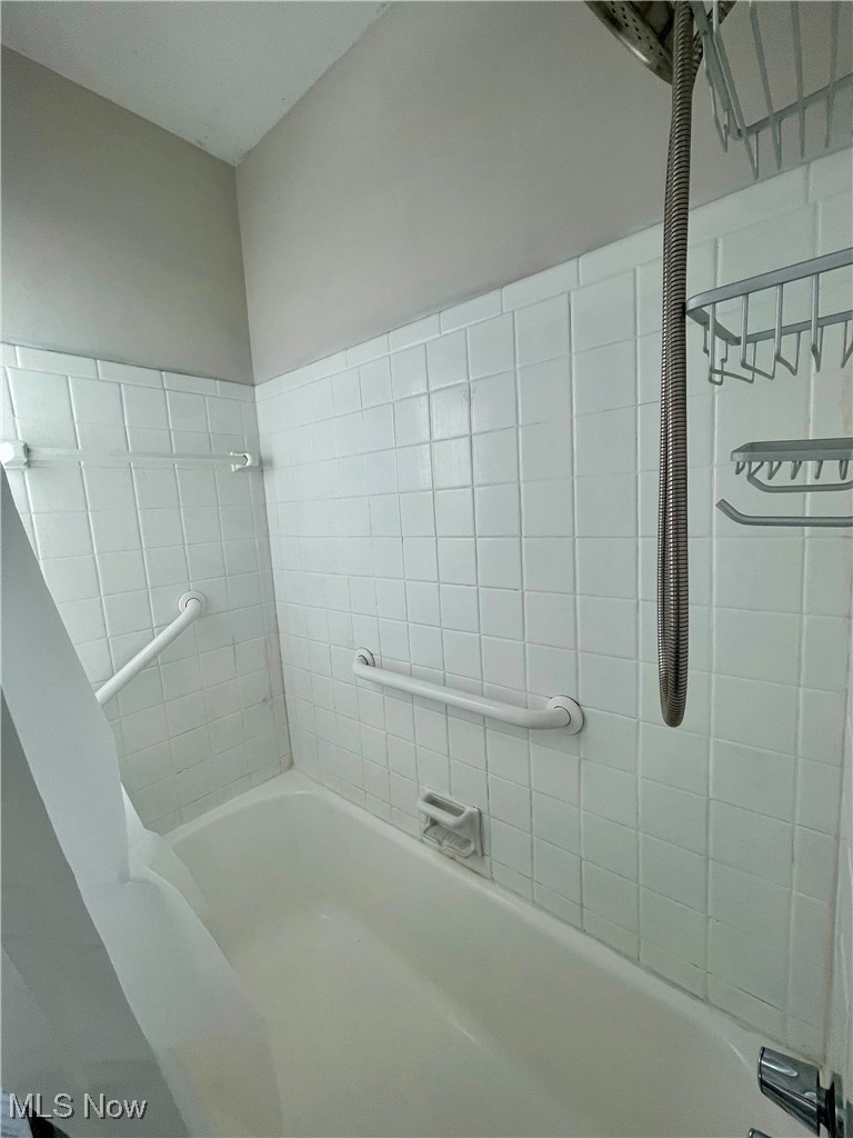 1544 Edgefield Road Lyndhurst, OH 44124 - Photo 16 of 36 Bathroom with bathing tub / shower combination
