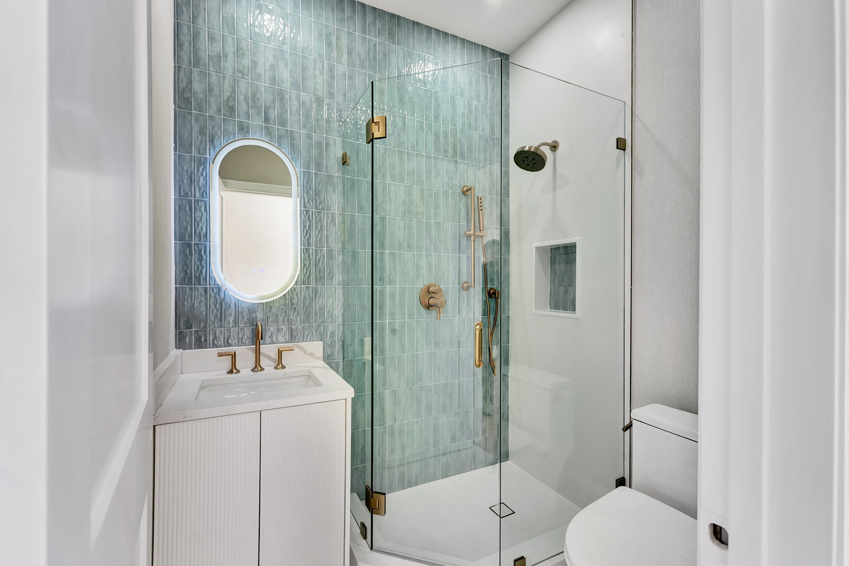 580 Southwest 15th Street Boca Raton, FL 33432 - Photo 48 of 70 Upstairs Guest Bathroom.