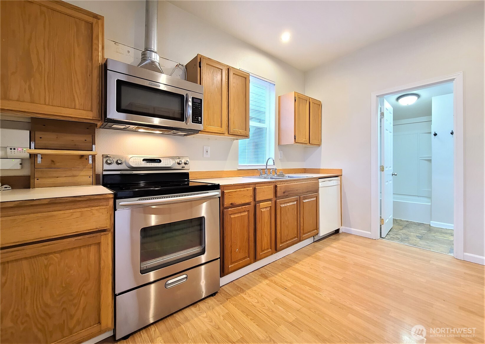 3418 Wetmore Avenue Everett, WA 98201 - Photo 2 of 33