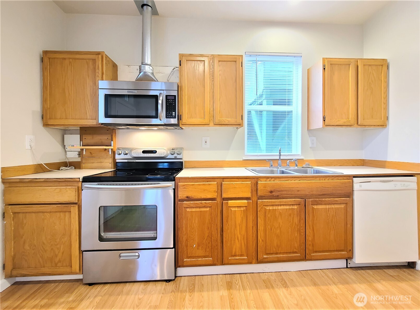 3418 Wetmore Avenue Everett, WA 98201 - Photo 3 of 33