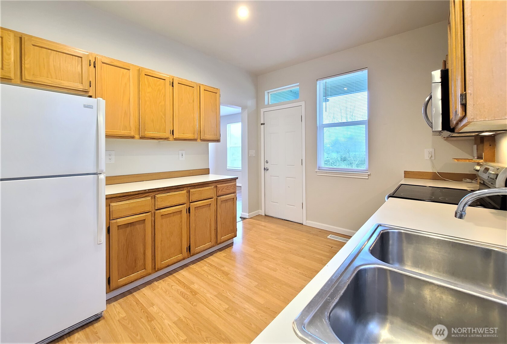 3418 Wetmore Avenue Everett, WA 98201 - Photo 4 of 33