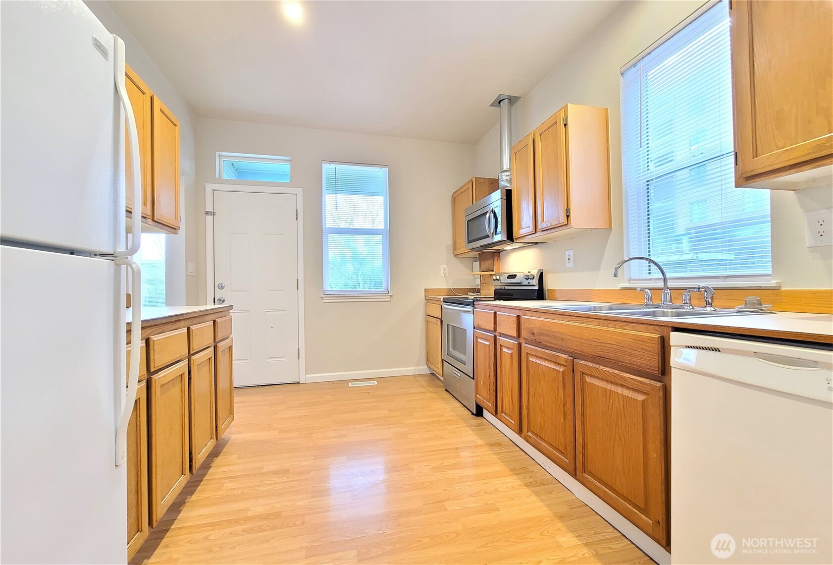 3418 Wetmore Avenue Everett, WA 98201 - Photo 5 of 33