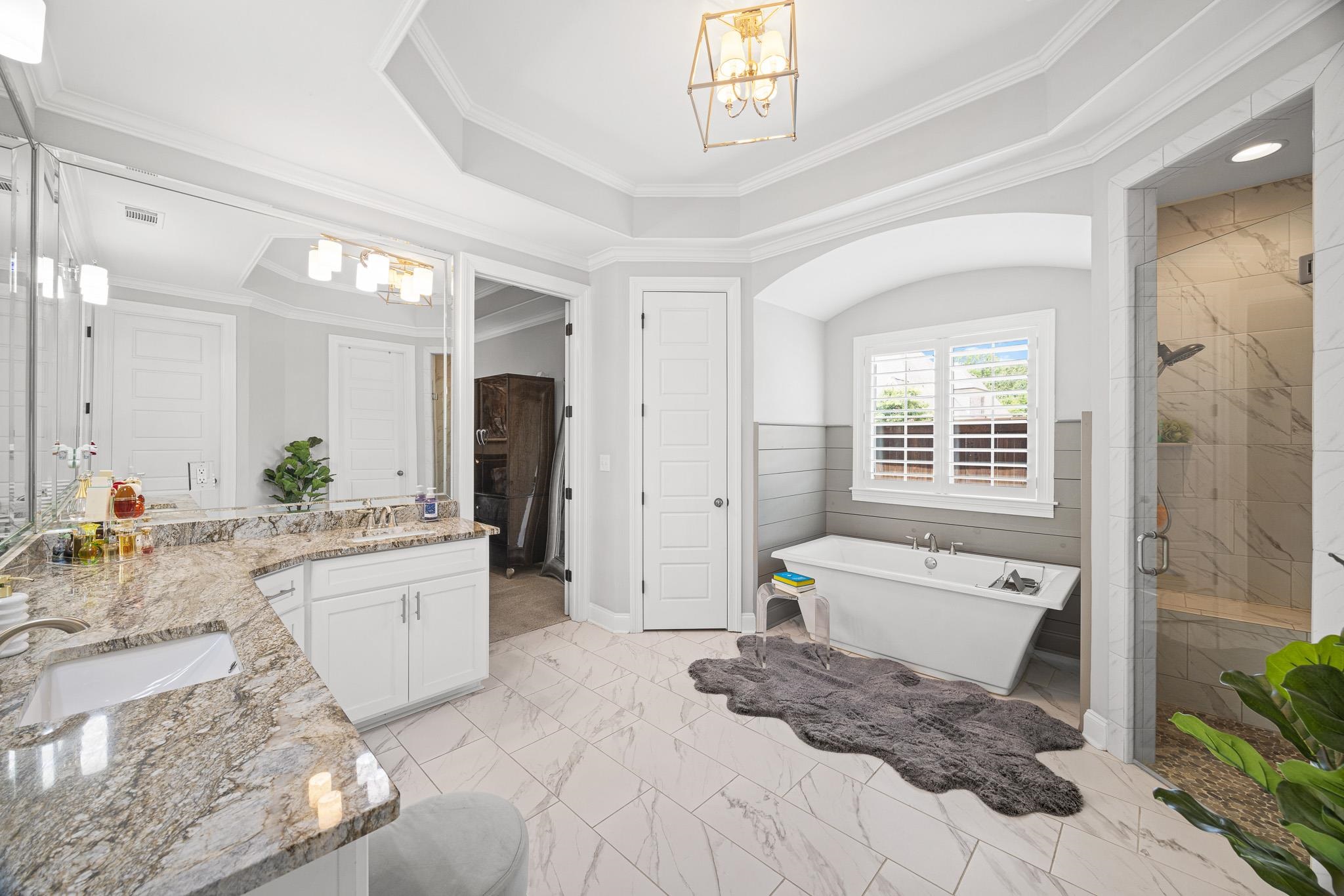 4711 Carousel Lane Collierville, TN 38017 - Photo 14 of 33 a spacious bathroom with a tub shower and mirror