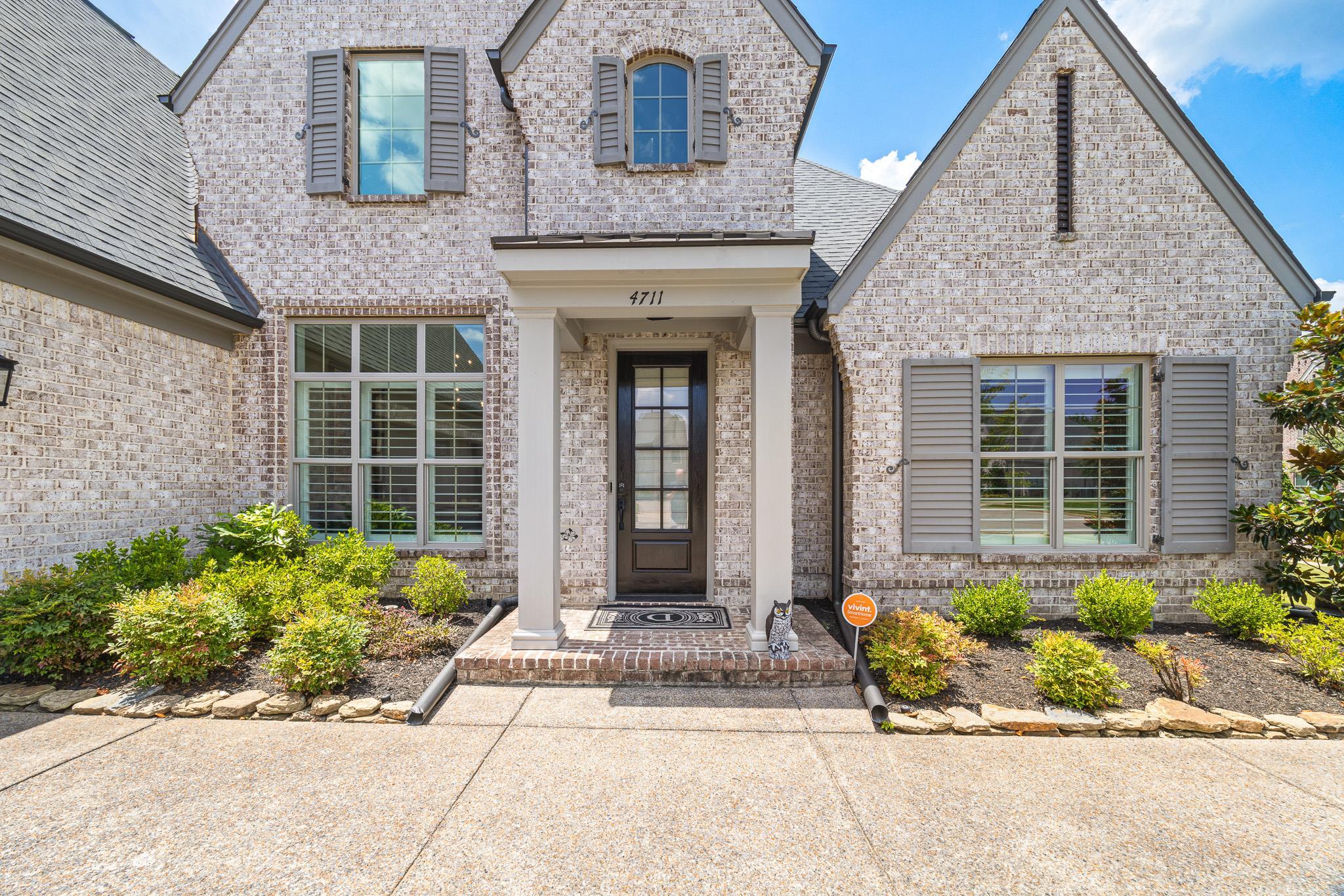 4711 Carousel Lane Collierville, TN 38017 - Photo 2 of 33 a front view of a house with a garden