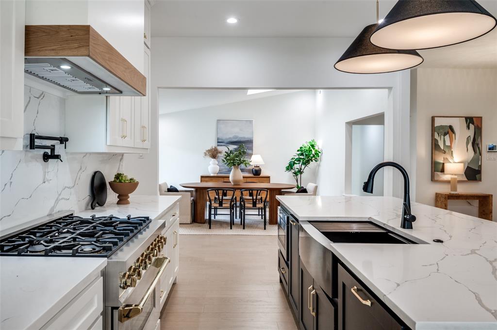 6322 Pineview Road Dallas, TX 75248 - Photo 13 of 40 a kitchen with a table and chairs