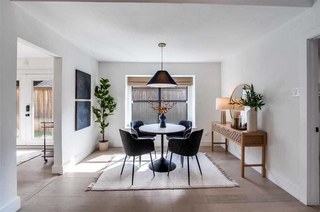 6322 Pineview Road Dallas, TX 75248 - Photo 18 of 40 a dining room with furniture and window