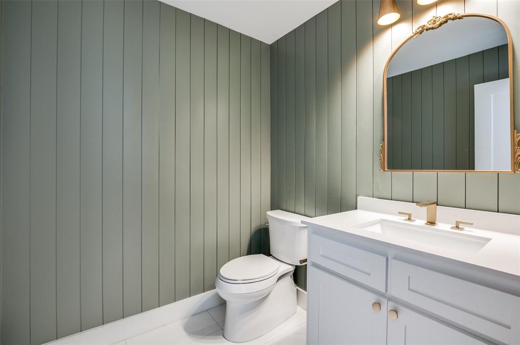 6322 Pineview Road Dallas, TX 75248 - Photo 27 of 40 a bathroom with a toilet a sink and mirror