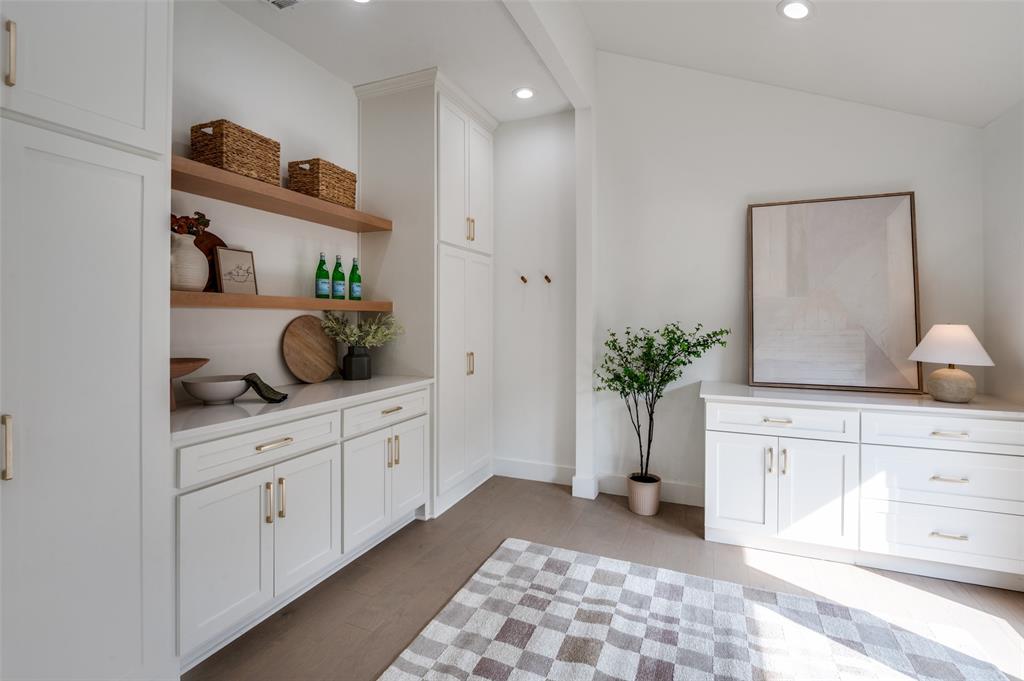 6322 Pineview Road Dallas, TX 75248 - Photo 35 of 40 a spacious bathroom with a double vanity sink and a mirror
