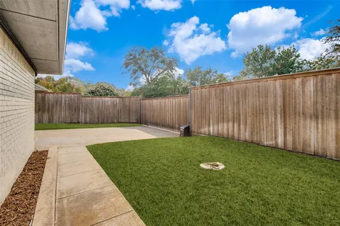 a view of backyard with garden