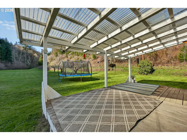 a view of a backyard