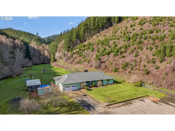 a view of a house with a yard