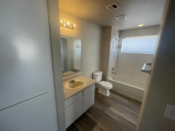 $2,000 | 3236 East Chandler Boulevard, Unit 1040, Phoenix, AZ 85048