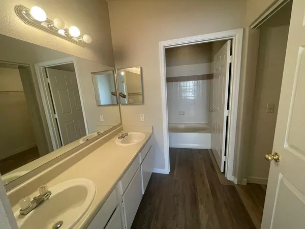 $2,000 | 3236 East Chandler Boulevard, Unit 1040, Phoenix, AZ 85048