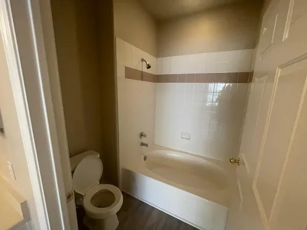 $2,000 | 3236 East Chandler Boulevard, Unit 1040, Phoenix, AZ 85048