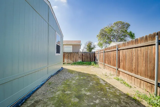 a view of a backyard with pathway