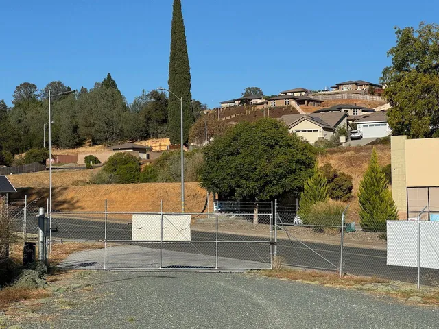 a view of a tennis court