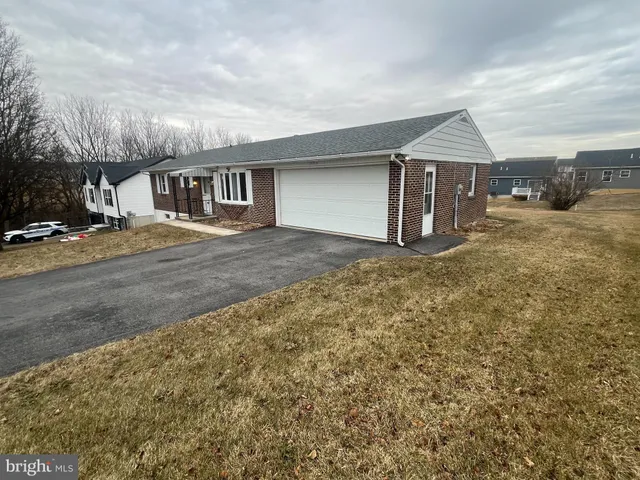 $1,400 | 335 Fairmount Avenue, Waynesboro, PA 17268