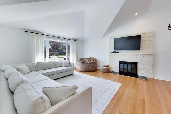 $725,000 | 1032 Heatherfield Lane, Glenview, IL 60025