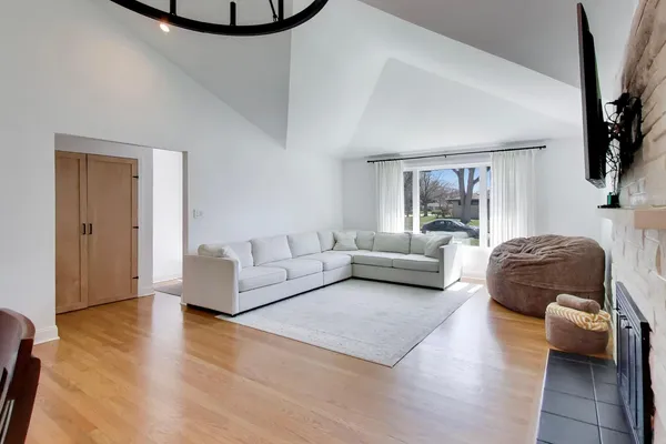 $725,000 | 1032 Heatherfield Lane, Glenview, IL 60025