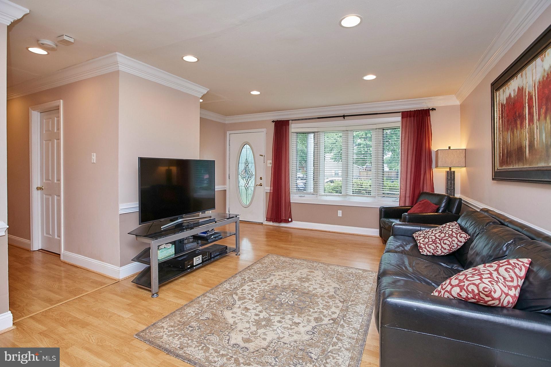 4119 Lees Corner Road Chantilly, VA 20151 - Photo 6 of 30 Living Room