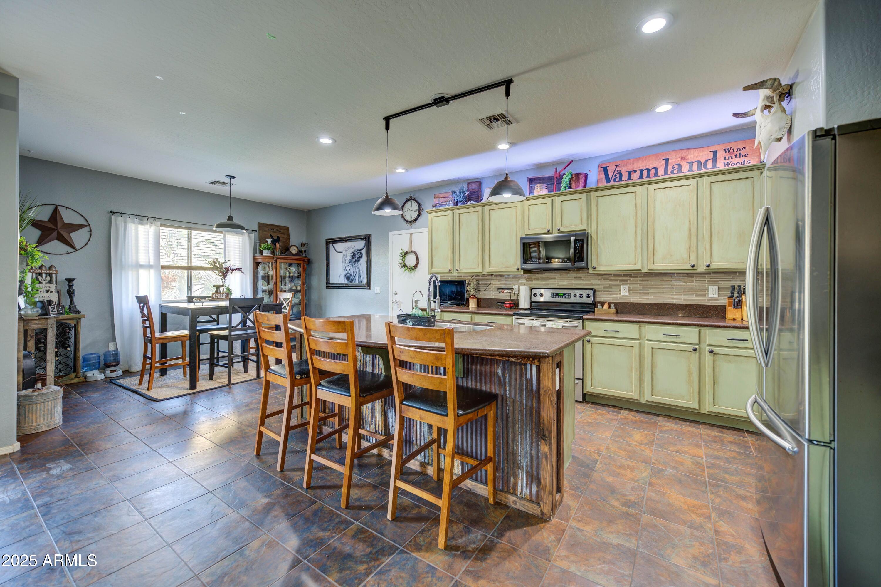 9778 Barley Road Florence, AZ 85132 - Photo 15 of 58 Kitchen to dining