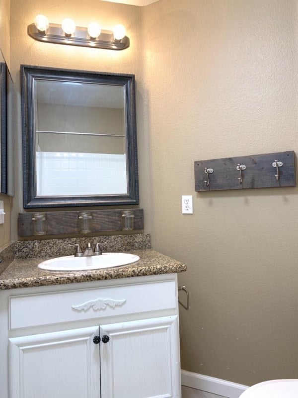 930 Clearview Street Tehachapi, CA 93561 - Photo 7 of 14 Hall bath