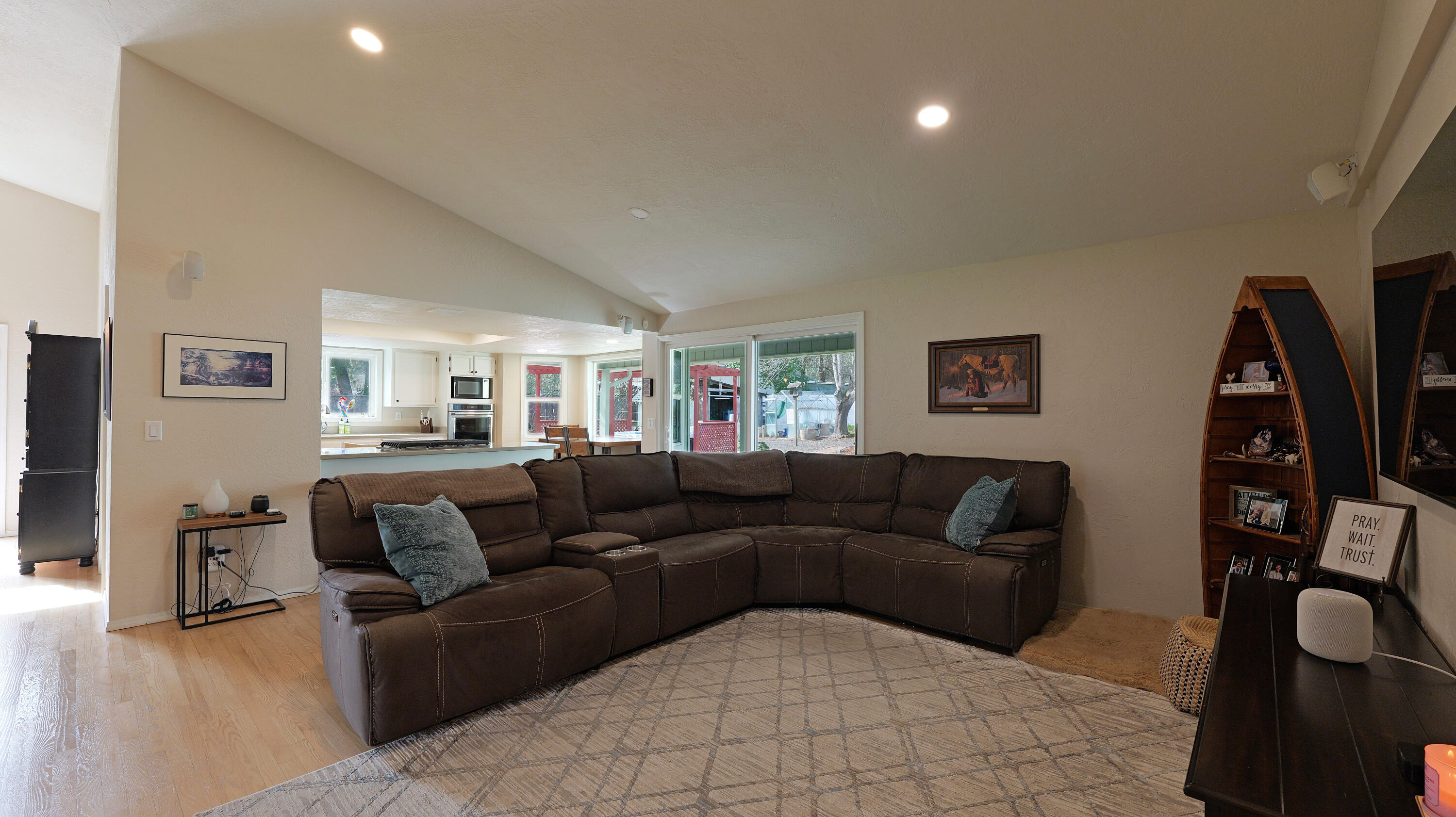 9401 Old Stage Road Central Point, OR 97502 - Photo 23 of 49 Living Room