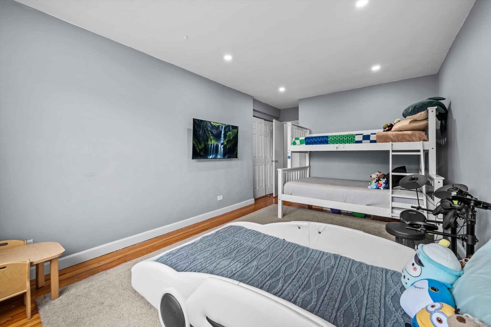 3520 Tryon Avenue, Unit 603 Bronx, NY 10467 - Photo 12 of 15 a bedroom with a bed and a wall painting