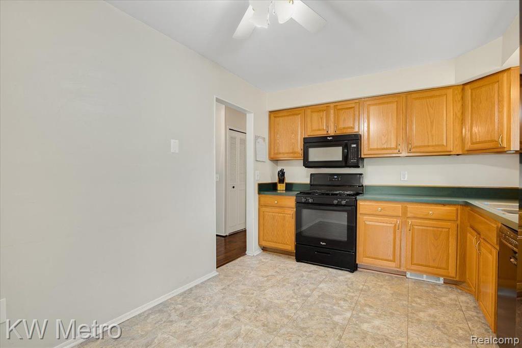 1411 Deerhurst Court Rochester Hills, MI 48307 - Photo 9 of 48