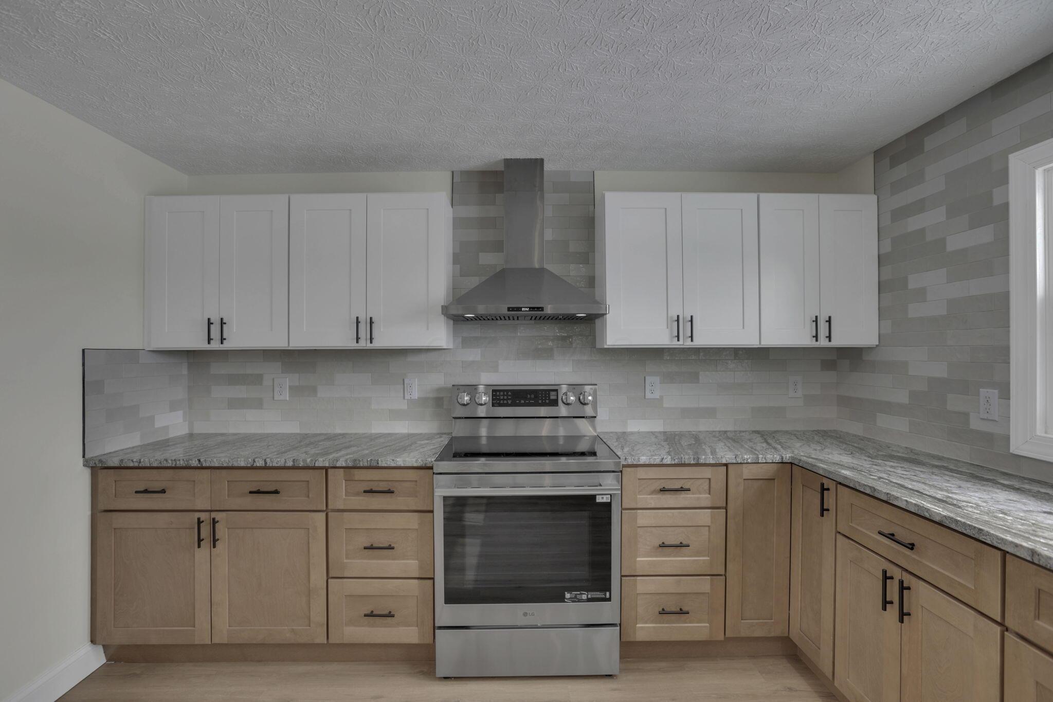 5273 Hayes Road Groveport, OH 43125 - Photo 21 of 89 Stylish two tone cabinetry and new backsplash, as well as gorgeous countertops