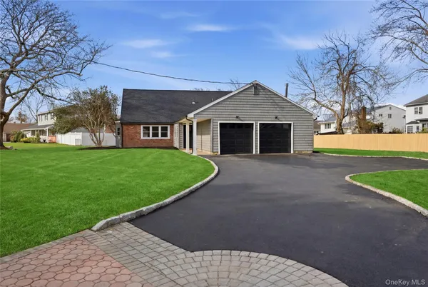 $959,000 | 168 Bayview Drive South, Oakdale, NY 11769